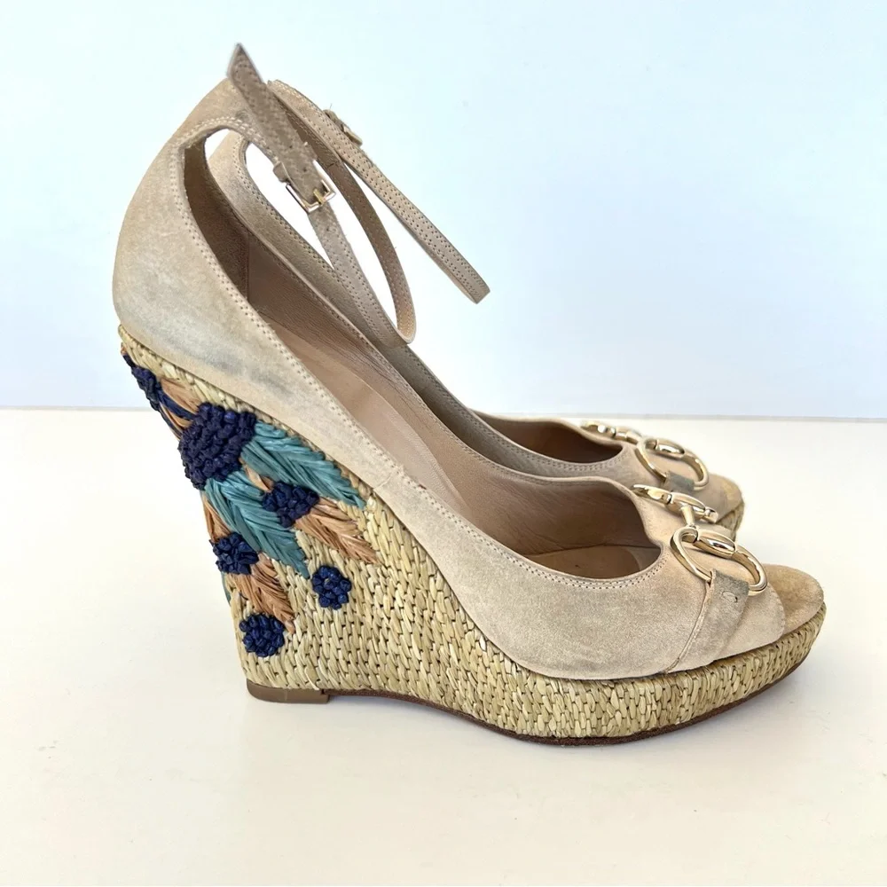 GUCCI Floral Embroidery Beige Suede Horsebit Ankle Strap Wedges Espadrilles Sz 8